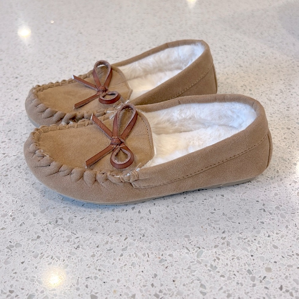 New! Never worn Old navy moccasin slippers toddler size small (7-8)